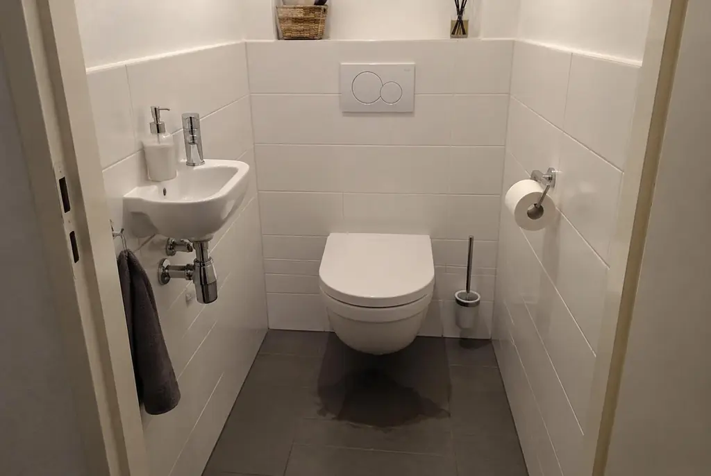 Lekdetectie Purmerend – natte vloer bij een toilet