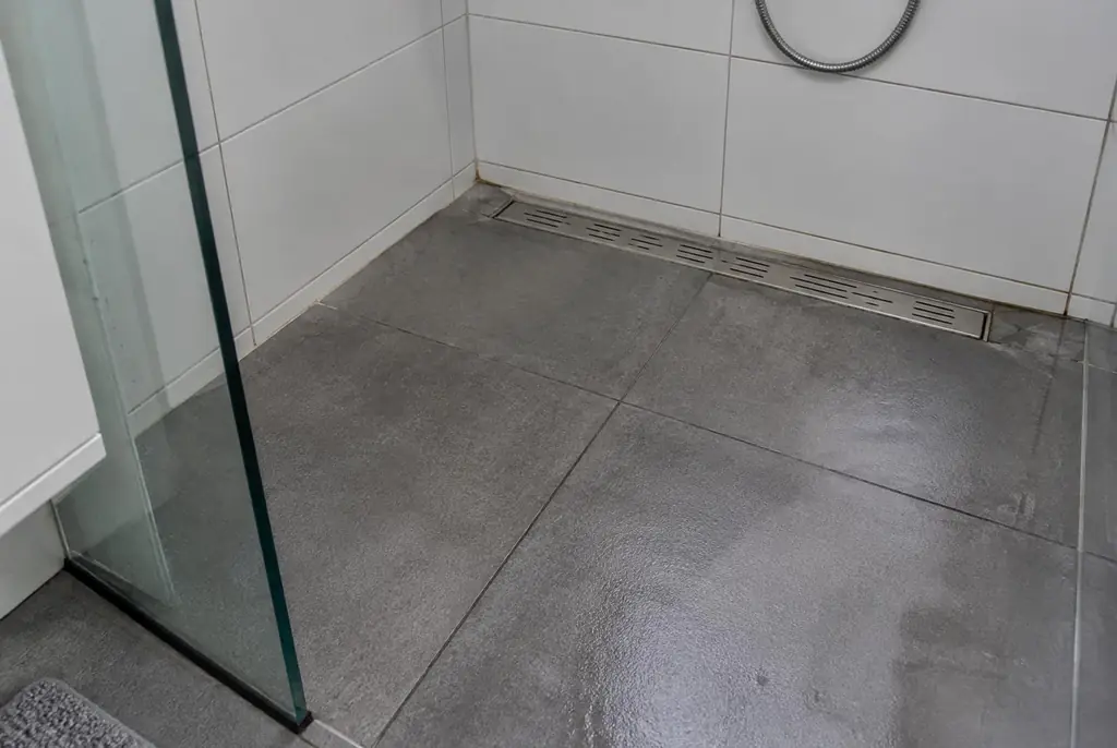 Lekdetectie Purmerend – lekkende inloopdouche met natte voegen