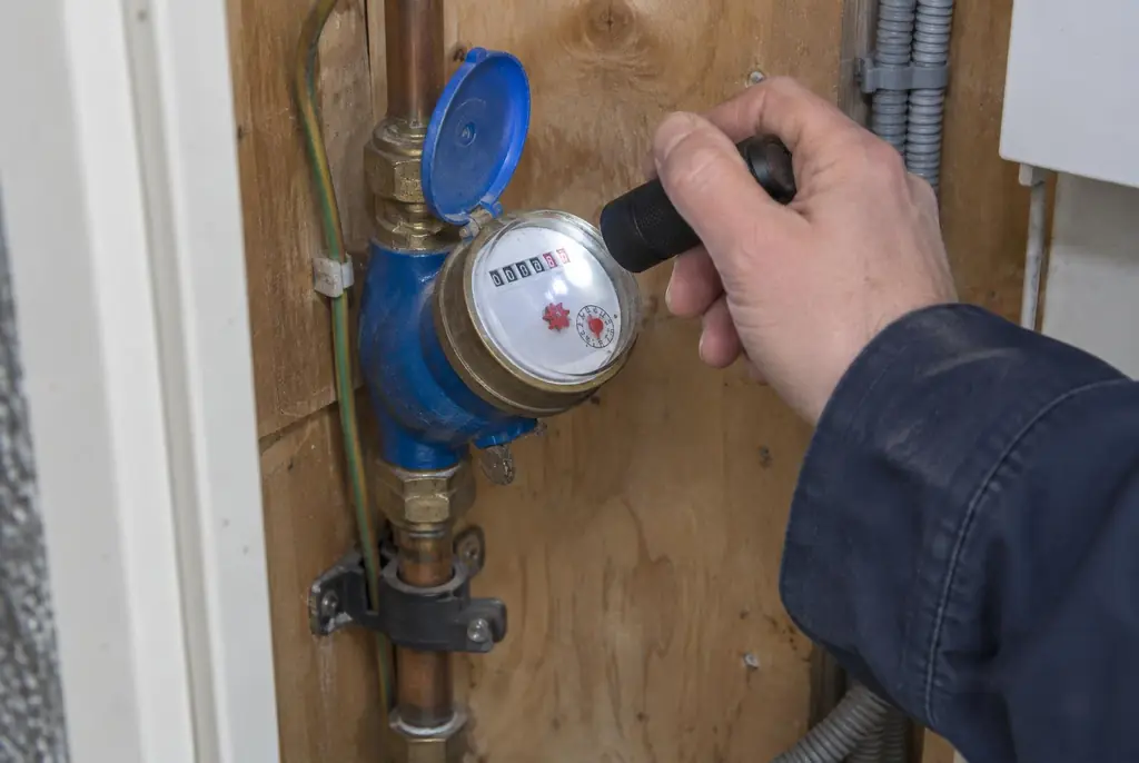Lekdetectie Purmerend – watermeter in de meterkast controleren met een zaklamp